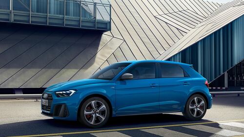Der Premium Kleinwagen Audi A1 in blau vor moderner Architektur