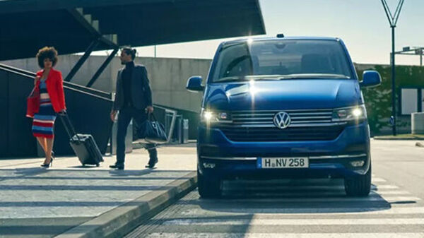 Volkswagen Caravelle Frontansicht mit Fahrgästen