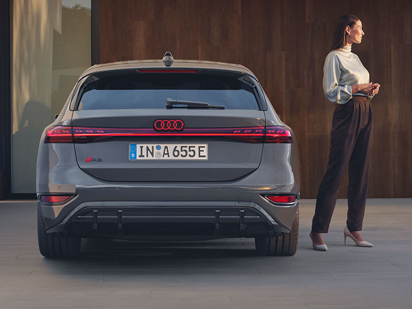 Audi A6 Avant e-tron Heckansicht mit durchgehendem Leuchtenband