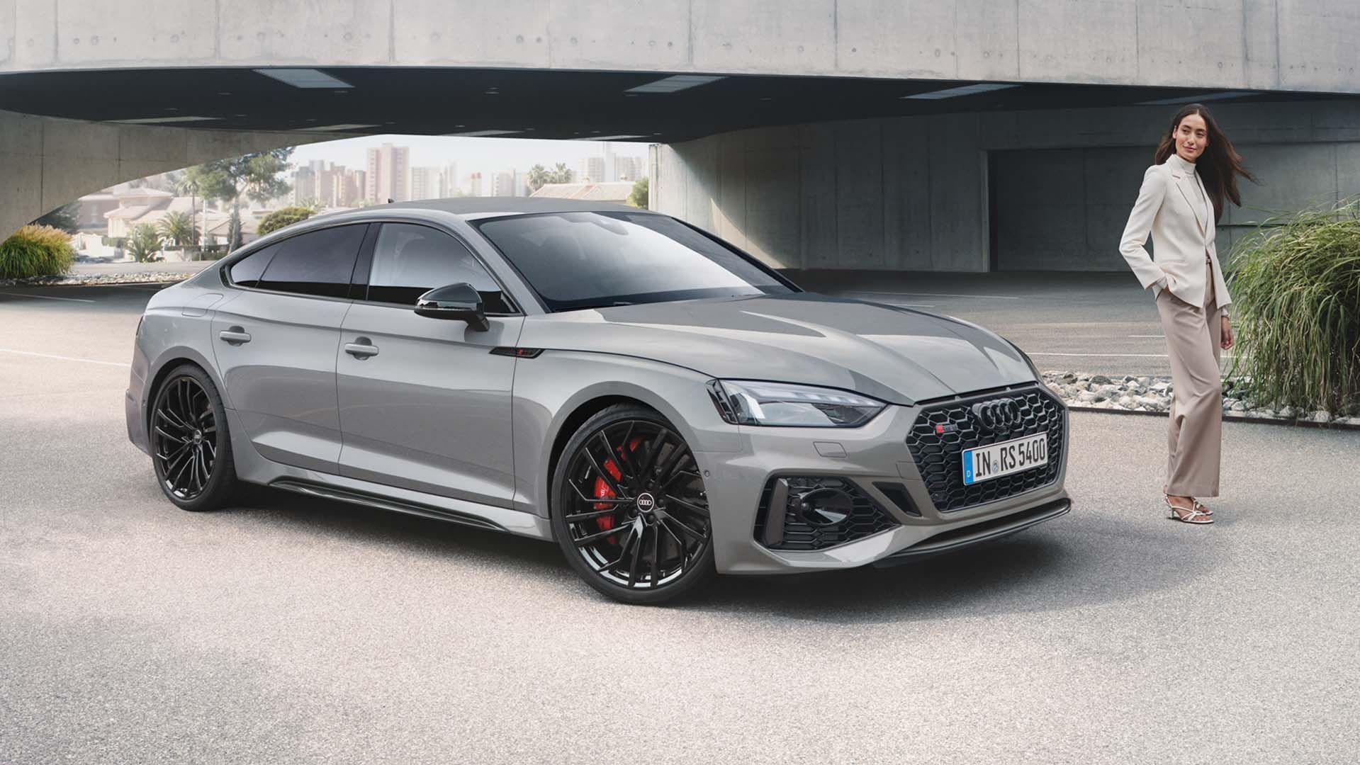 Audi RS5 Sportback in grau mit großen Lufteinlässe