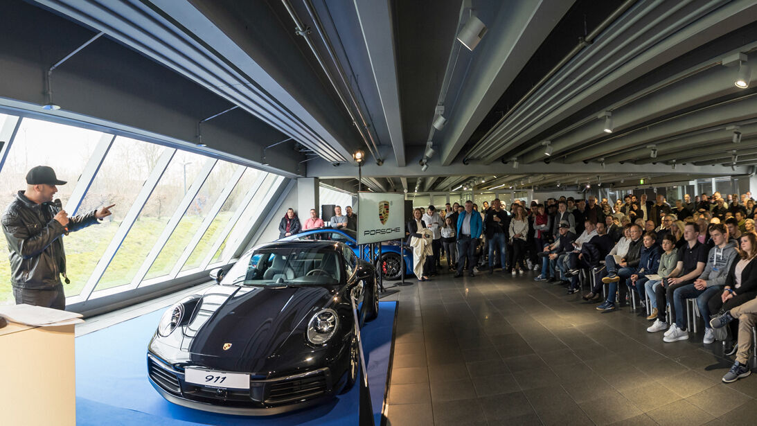 Besucher erleben die Premiere des neuen Porsche 911 im Porsche Zentrum Dortmund
