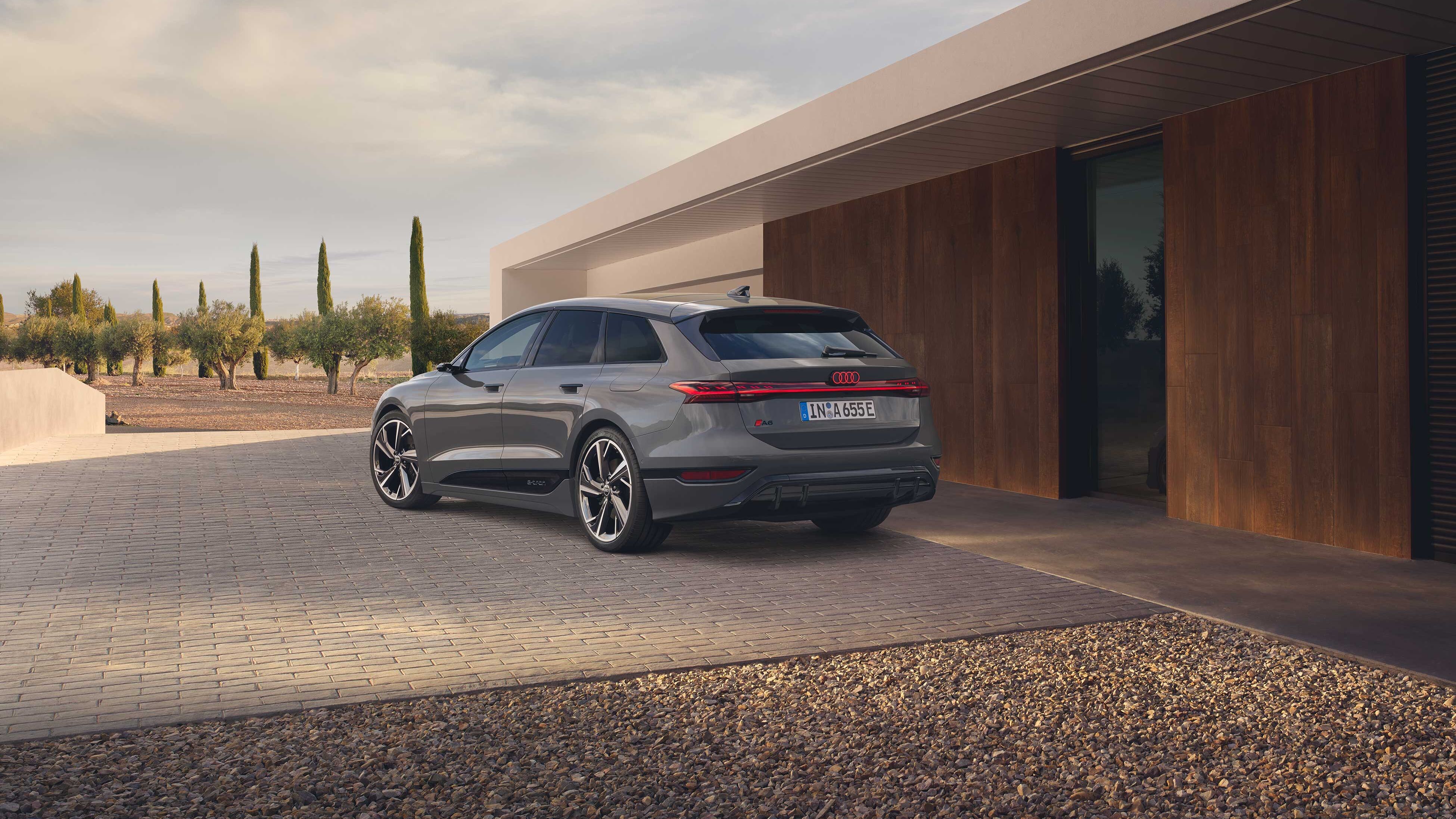 Audi A6 in Daytona grau vor einem modernen Haus