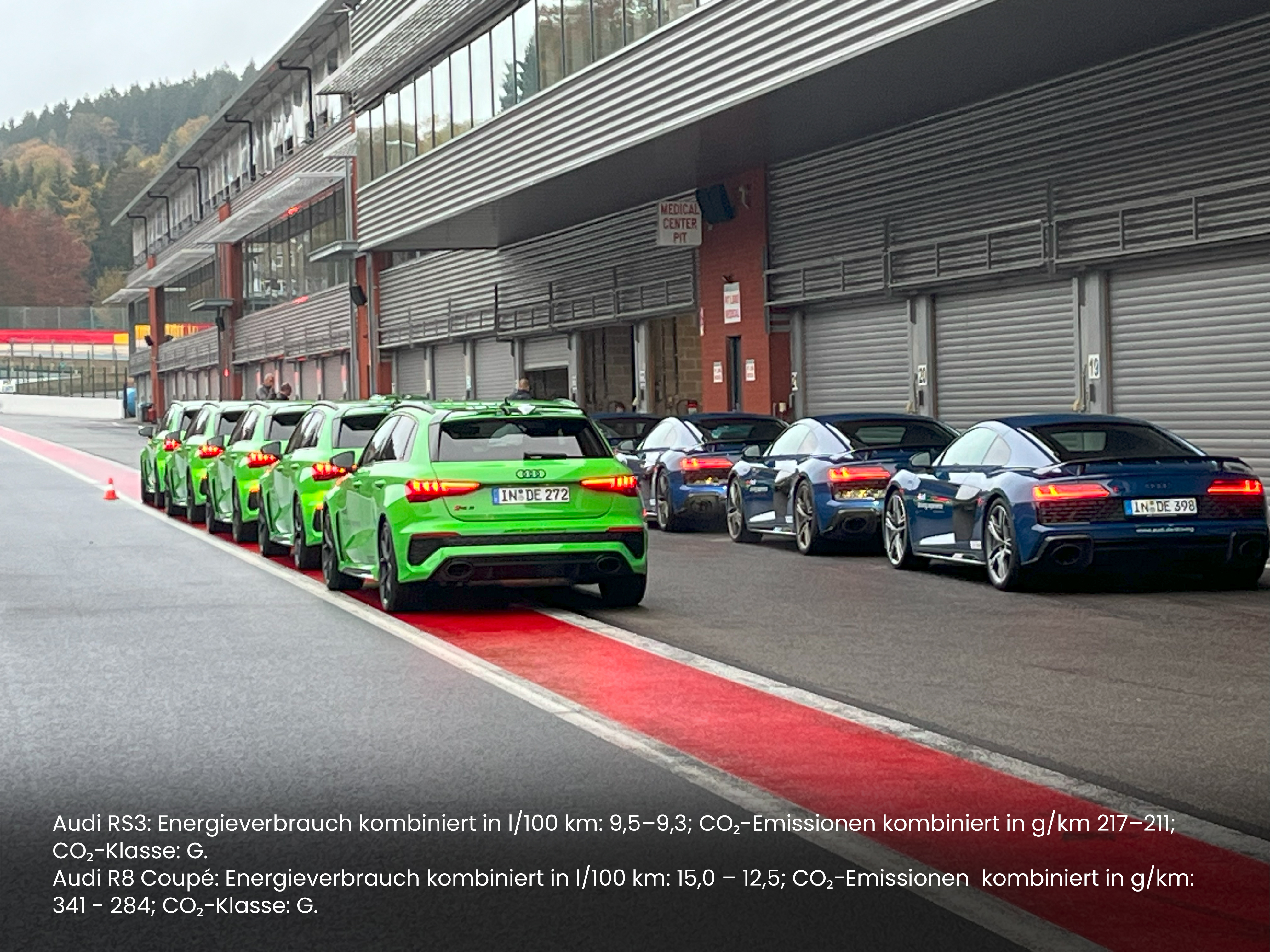 Audi RS3 (grün) und Audi R8 Coupé (dunkel blau)