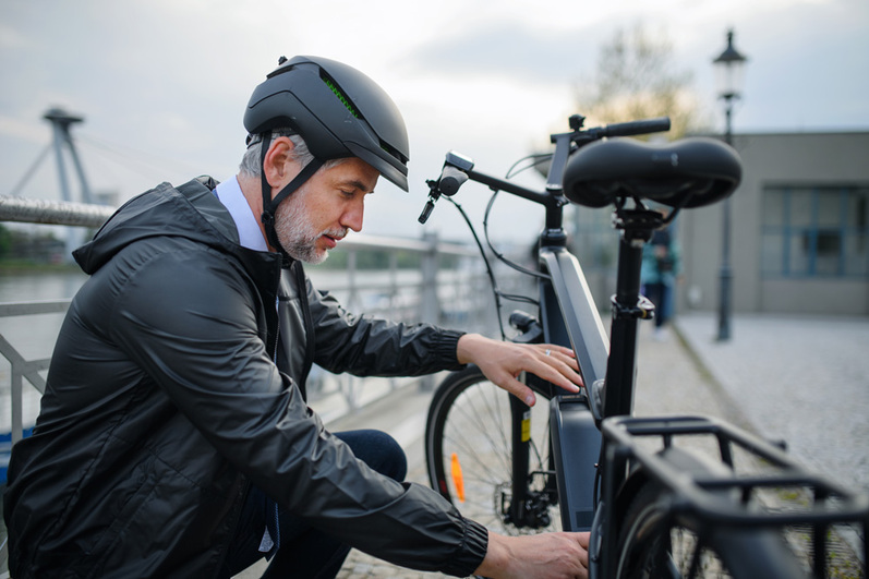 Businessmann mit e-bike in der Stadt