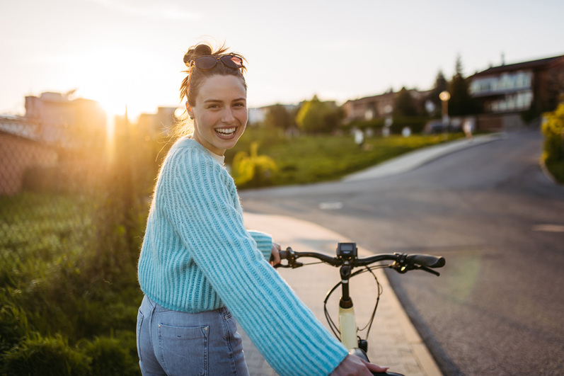 Mädchen mit einem ebike in einer Wohngegend