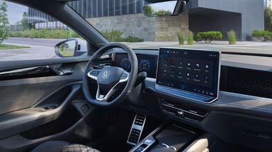 VW Passat Innenraum mit Touchscreen und Lenkrad