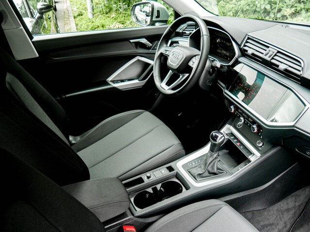 Audi Q3 35 quattro in Florettsilber Metallic Interieur