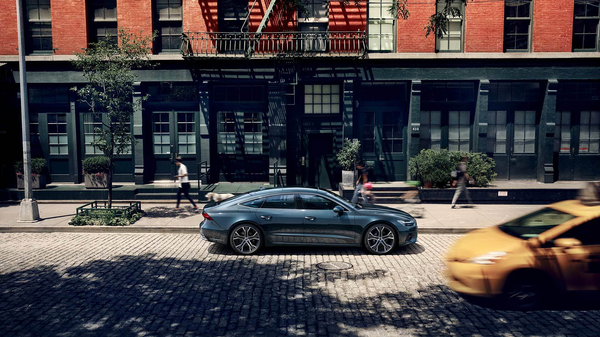 Audi A7 Sportback in der Seitenansicht in der Stadt