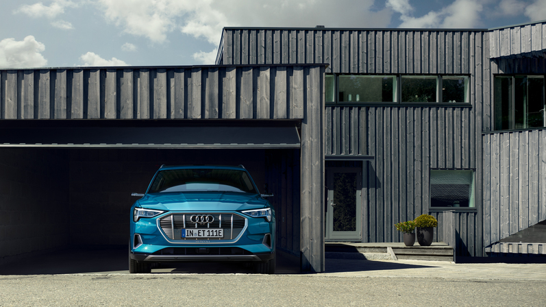 Audi e-tron in blau in einer garage
